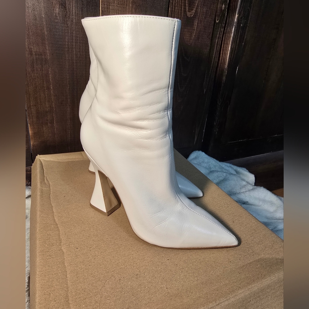 LIKE NEW! Steve Madden White Leather Booties